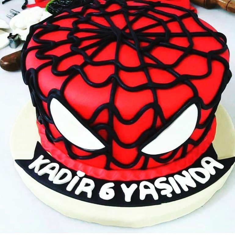 ÖRÜMCEK ADAM FİGÜRLÜ PASTA