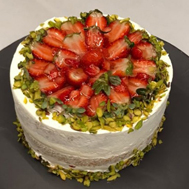 ANTEP FISTIK PARÇACIKLI ÇİLEKLİ YAŞ PASTA